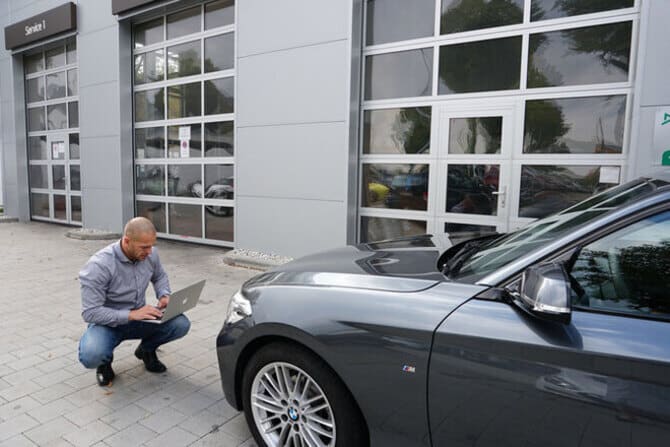 Kfz Gutachter Nymphenburg - Sachverständiger Marco Schuster bewertet einen Unfallwagen