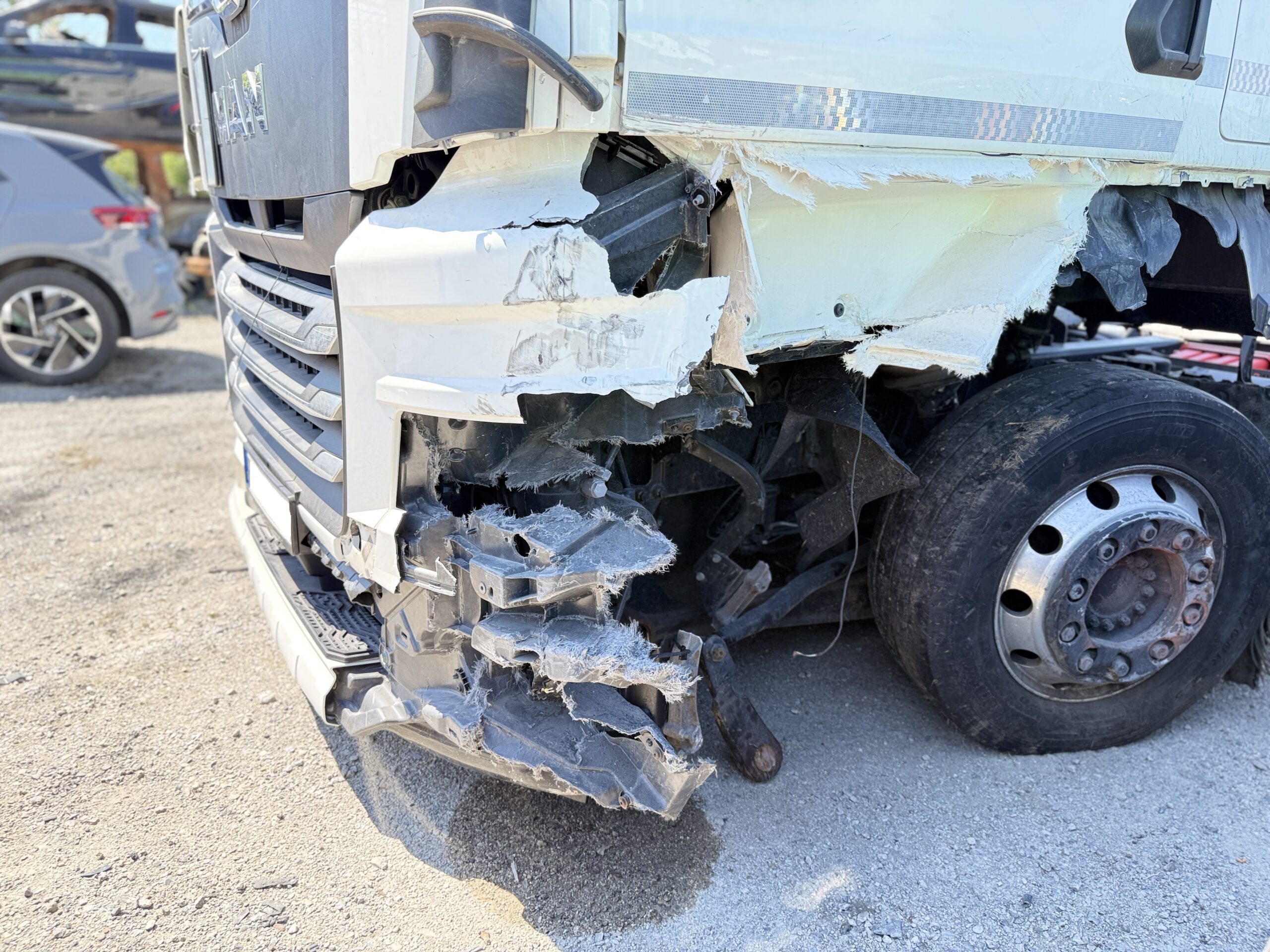 LKW Gutachten - Seite komplett beschädigt - Gutachter München